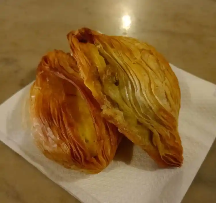 Pastizzi with ricotta and peas