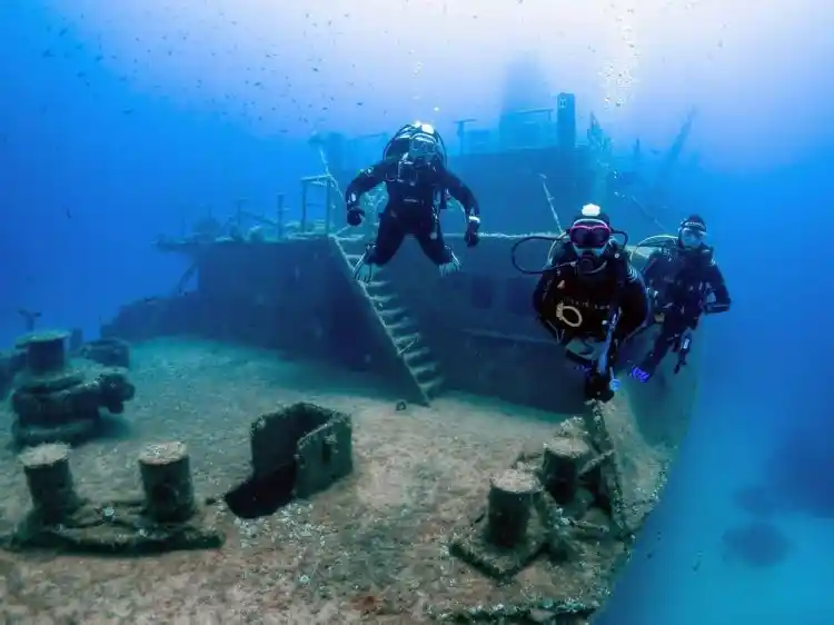 Diving next to the Rozi in Cirkewwa